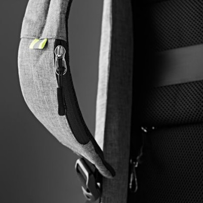 Detail na vrecko na zips na solárnom batohu
