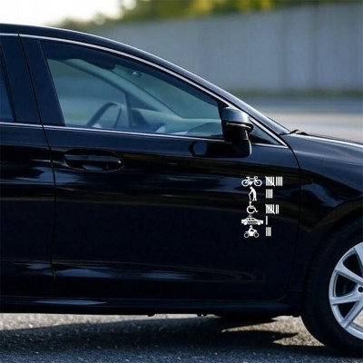 Vtipná samolepka na auto – nebezpečný vodič na čiernom aute