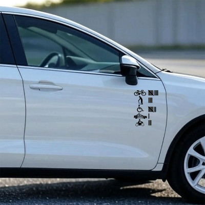 Vtipná samolepka na auto – nebezpečný vodič na bielom aute