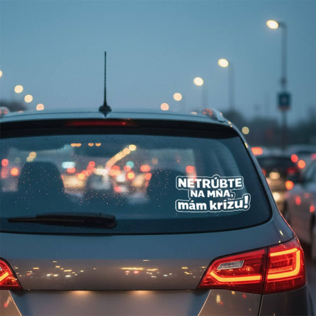 Vtipná nálepka na auto pre vodiča – Netrúbte na mňa mám krízu