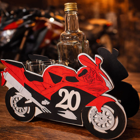 Originálny darček na 20 narodeniny pre motorkára v garáži