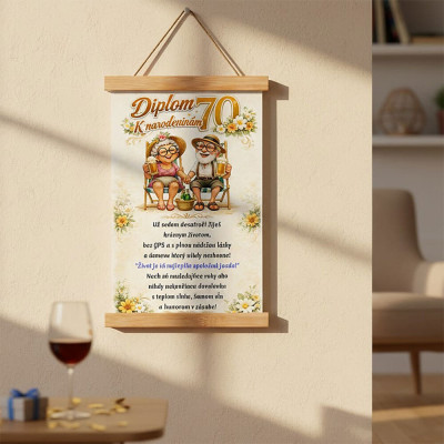 Závesný drevený diplom k 70. narodeninám s farebnou ilustráciou veselého seniorského páru na pláži s textom