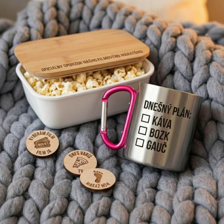 Darček pre pár na Valentína: hrnček, miska na popcorn a žetóny