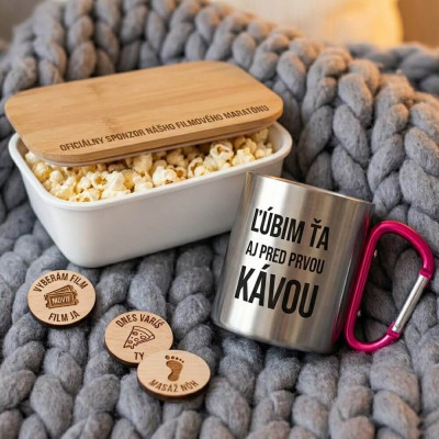 Darček pre pár na Valentína: hrnček, miska na popcorn a žetóny