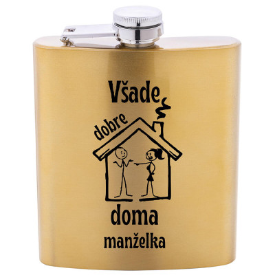 Zlatá nerezová ploskačka s vtipným čiernym nápisom Všade dobre, doma manželka a kresleným obrázkom manželského páru pre mužov