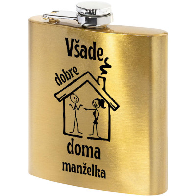 Zlatá nerezová ploskačka s vtipným čiernym nápisom Všade dobre, doma manželka a kresleným obrázkom manželského páru pre mužov