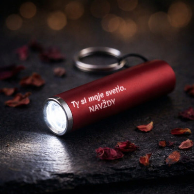 Kompaktná kovová LED baterka v čiernej farbe so svietiacim nápisom a karabínkou na kľúče.