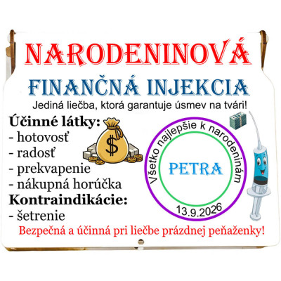 Narodeninová finančná injekcia – pohľad zhora na personalizovanú HDF krabičku s menom a dátumom narodeninového oslávenca