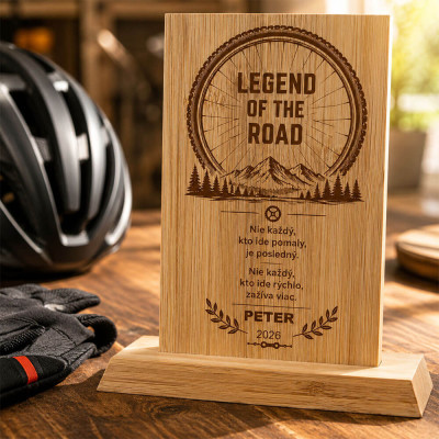 Trofej pre cyklistu na stole s prilbou a cyklistickými rukavicami
