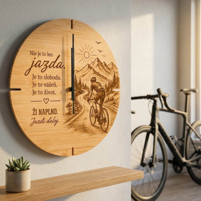 Hodiny pre cyklistov – bambusový darček s gravírovaním pri bicykli