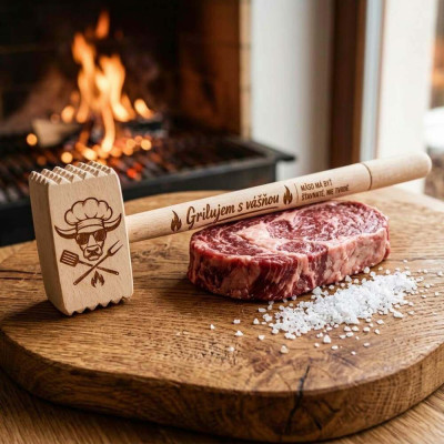 Drevené kladivo na mäso – darček pre grilmajstra s malým steakom
