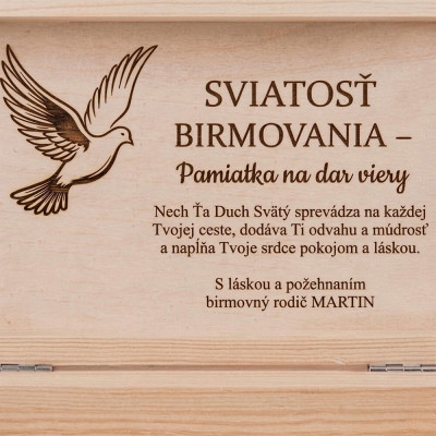 Detail na gravírovanie textu vo vnútri krabičky