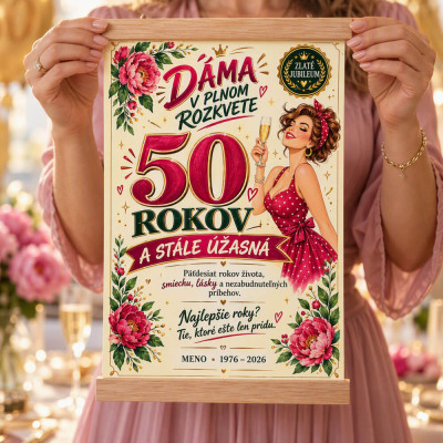 Dáma - oslávenkyňa drží svoj plagát na 50 narodeniny