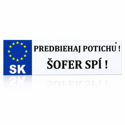 Vtipná ŠPZ do auta: Predbiehaj potichu, šofér spí