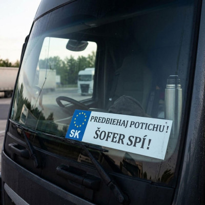 Vtipná špz za sklom kamióna
