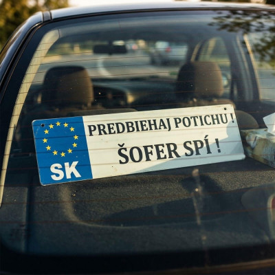 Vtipná špz Predbiehaj potichu, šofér spí za sklom osobného auta