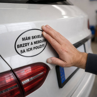 Vtipná nálepka na auto – Mám skvelé brzdy nalepená na bledom aute