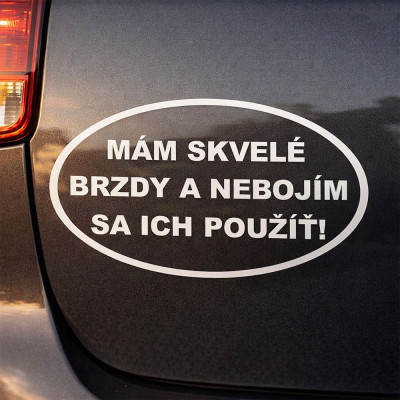 Vtipná nálepka na auto – Mám skvelé brzdy - biela nálepka na tmavom aute