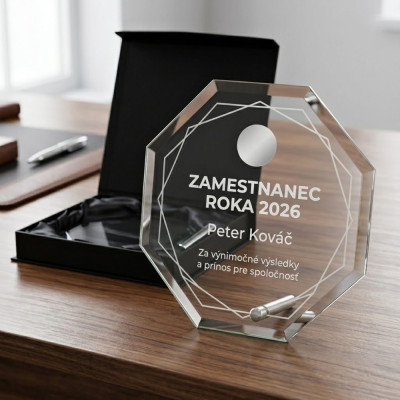 Sklenená trofej pre zamestnanca s gravírovaním na pracovnom stole
