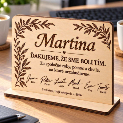Darček pre kolegu na rozlúčku s menami a podpismi na pracovnom stole