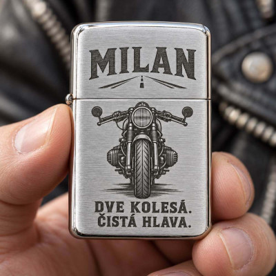 Zapaľovač pre motorkára s menom – v rukách motorkára