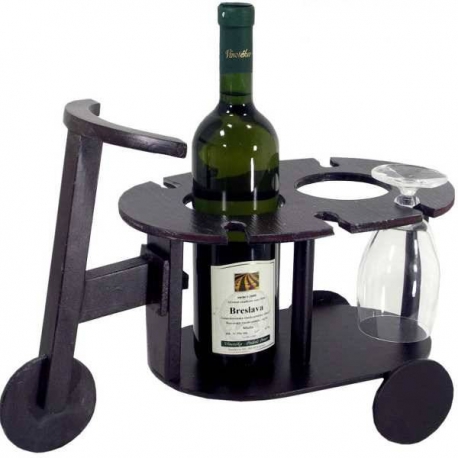 Drevený stolík na víno a poháre