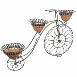 Veľký bicykel s troma kvetináčmi width=