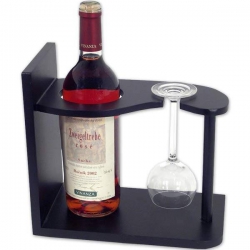 Drevený stojan na víno a vínový pohár width=