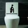 Humorná samolepka na toaletu DOWNLOADING