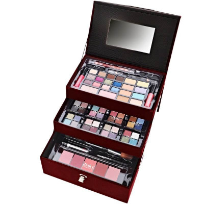 Detail na zatvorený profesionálny make up kufrík