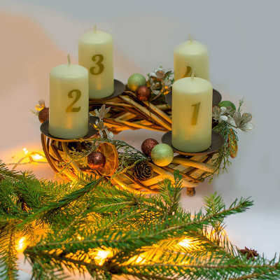 Okrúhly adventný veniec so sviečkami
