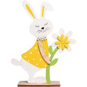 Drevená zajačica s kvetom