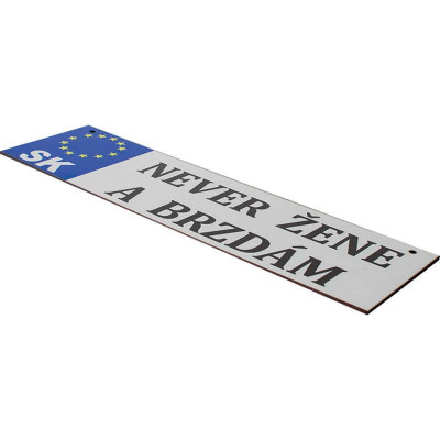 Never žene a brzdám – vtipná ŠPZ do auta