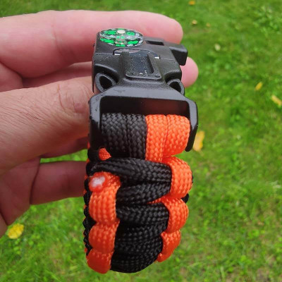 Oranžovo čierny paracord náramok – nožík, píšťalka, kompas, kresadlo