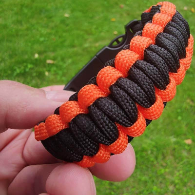 Oranžovo čierny paracord náramok – nožík, píšťalka, kompas, kresadlo