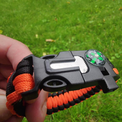 Oranžovo čierny paracord náramok – nožík, píšťalka, kompas, kresadlo