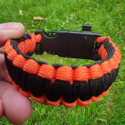 Oranžovo čierny paracord náramok – nožík, píšťalka, kompas, kresadlo