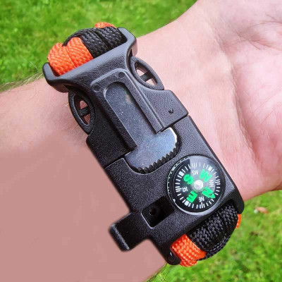 Oranžovo čierny paracord náramok – nožík, píšťalka, kompas, kresadlo