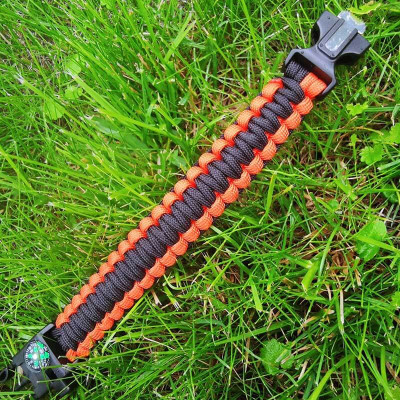 Oranžovo čierny paracord náramok – nožík, píšťalka, kompas, kresadlo