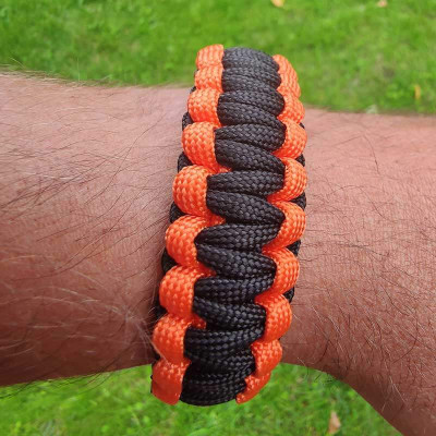 Oranžovo čierny paracord náramok – nožík, píšťalka, kompas, kresadlo