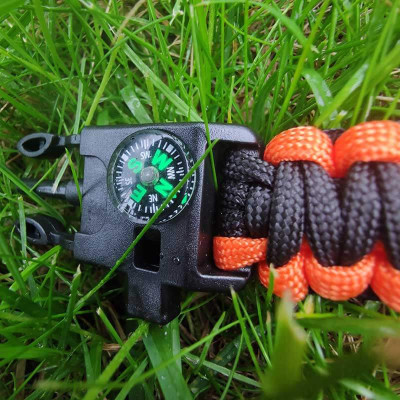 Oranžovo čierny paracord náramok – nožík, píšťalka, kompas, kresadlo