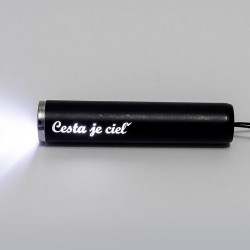 Baterka so svietiacim nápisom Cesta je cieľ – darček pre turistov