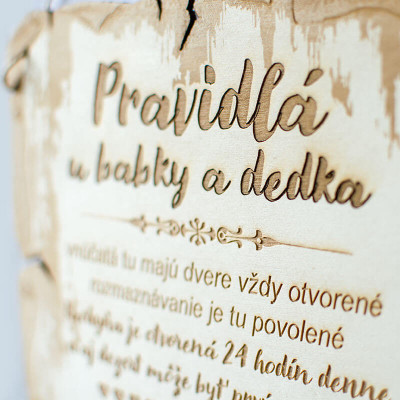 Drevená tabuľka s pravidlami u babky a dedka