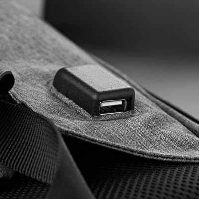 Detail na USB koncovku na solárnom batohu