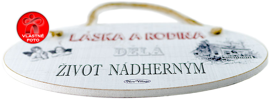Detail na drevenú vintage tabuľku s nápisom Láska a rodina delá život nádherným