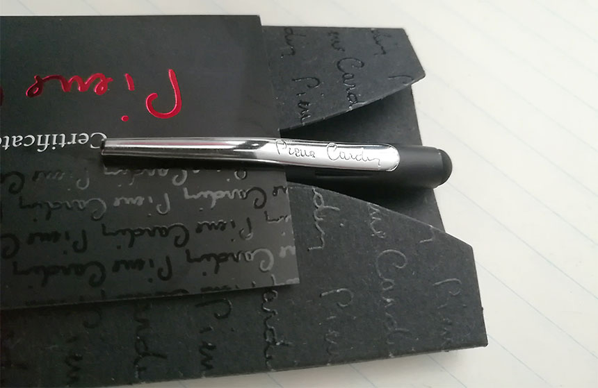 Detail na pero a darčekové balenie Pierre Cardin