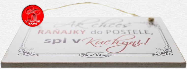 Pohľad na dolnú časť tabuľky s nápisom Ak chceš raňajky do postele spi v kuchyni