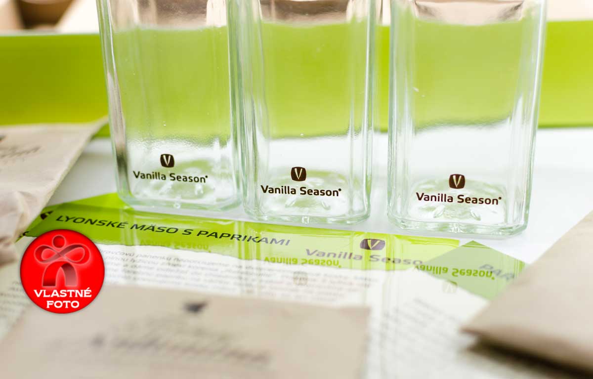Detail sklenených koreničiek s logom Vanilla Season