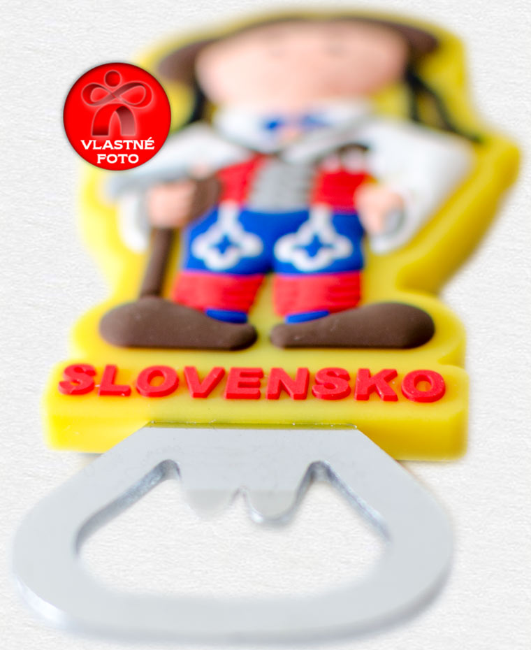 Detail na nápis Slovensko na otvárači s Jánošíkom Detail na nápis Slovensko na otvárači s Jánošíkom